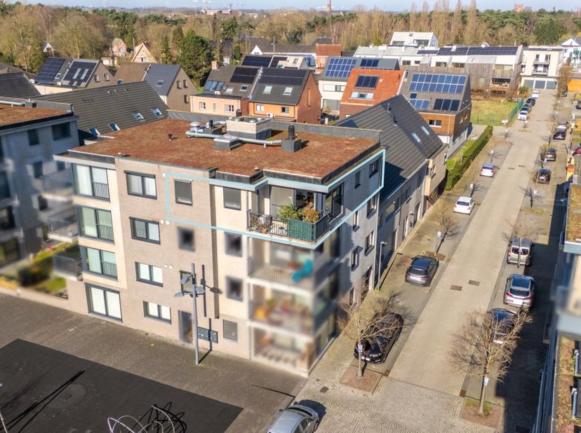 Dit prachtig appartement te Duffel werd in 2012 gebouwd en is gesitueerd op de bovenste verdieping van een kleinschalige building. Het werd hoogwaardi