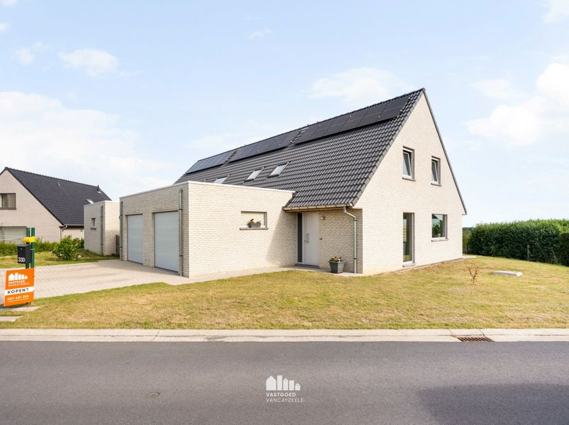 In een rustige en kindvriendelijke woonwijk in Wijtschate bevindt zich deze recente halfopen woning, gebouwd in 2023. <br />
De woning combineert hede