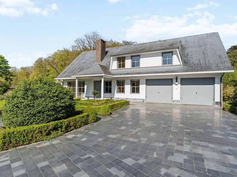 Charmante villa avec de nombreuses possibilités d'agrandissement sur un domaine privé unique bordant une réserve naturelle à Schilde<br />
Dans l'un d