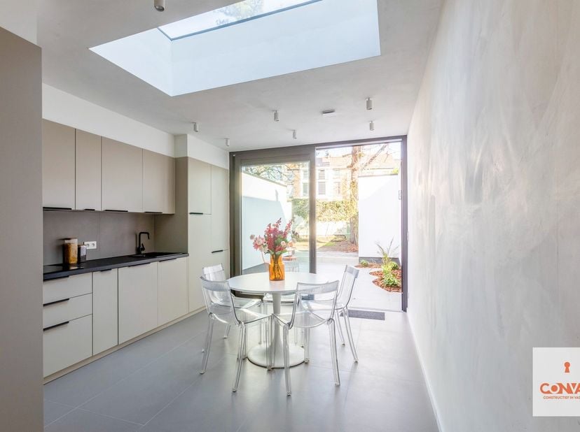 Deze instapklare, volledig gerenoveerde woning combineert hedendaags comfort met een praktische indeling.<br />
<br />
Bij het binnenkomen bevindt zic