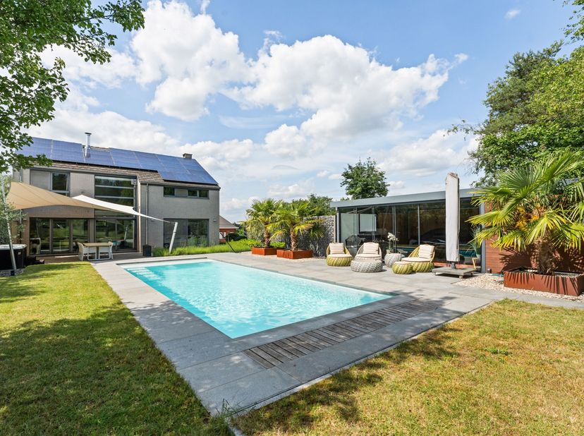 Sur un terrain entièrement privé, à proximité du centre de Scherpenheuvel, se trouve cette villa prête à emménager et économe en énergie avec piscine,