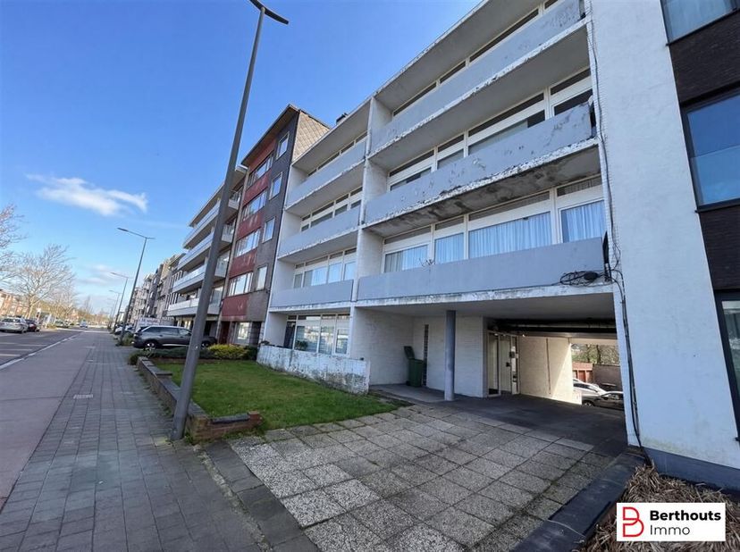 APPARTEMENT REZ-DE-CHAUSSÉE À RÉNOVER AVEC GARAGE INCLUS ET DEUX CAVES! <br />
 Appartement à rénover de 85 m² situé au rez-de-chaussée, comprenant un