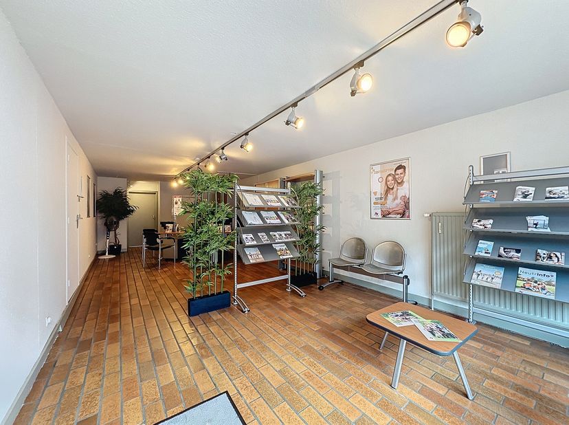 SOUS SOL COMMUN de ±62m² :<br />
- Hall de ±9m²/béton,<br />
- Chaufferie de ±25m²/béton,<br />
- Cave 1 de ±5m²/béton,<br />
- Cave 2 de ±3m²/béton,<