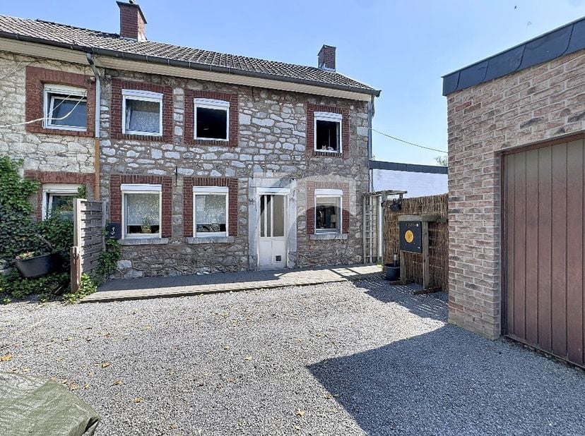 KELMIS Impasse du Ruisseau, 7 : cette maison, agrandie au fil des ans, se situe au fond dune petite impasse et bénéficie d'un emplacement central. Au