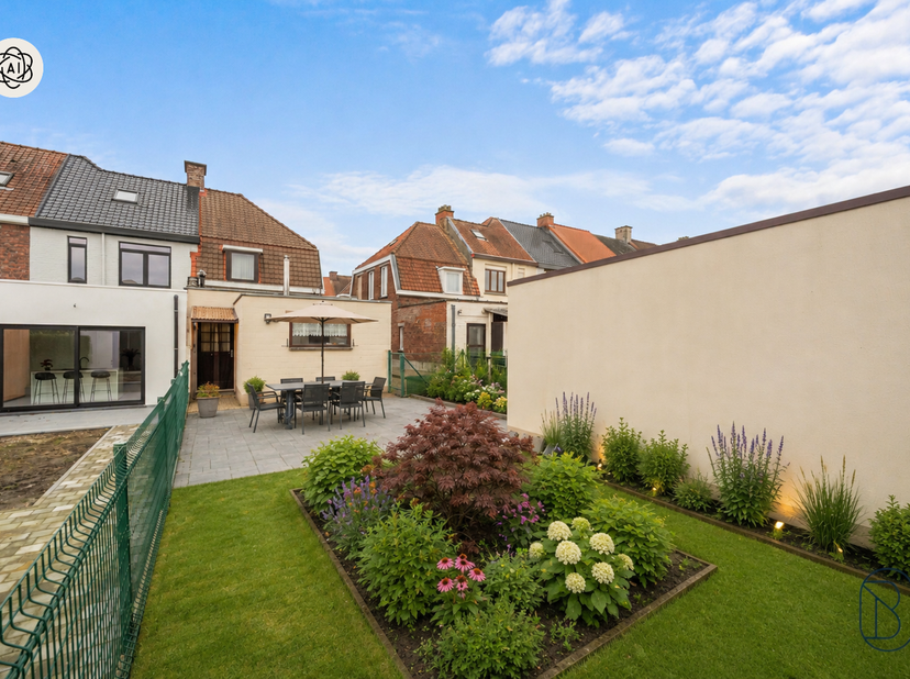 Maison semi-ouverte avec garage et jardin ! Cette maison (construite en 1930) dispose du chauffage central au gaz, de 3 chambres et d'une possibilité