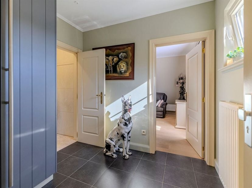 Ruim duplexappartement met 3 slaapkamers, 2 badkamers, garage en kelderberging. <br />
Centraal gelegen te Booischot, op wandelafstand van winkels, sc