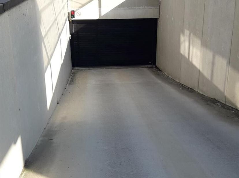 2 ondergrondse autostandplaatsen nummers 39 en 40 gelegen tussen de grote en kleine ring. Autosnelwegen makkelijk bereikbaar. Winkels en openbaar verv