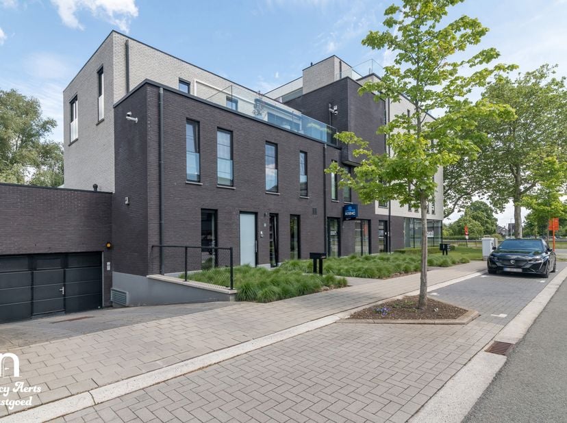Bent u op zoek naar een veilige en vlot bereikbare parkeeroplossing in Hasselt? Deze ondergrondse autostaanplaats (P37), bevindt zich in een recent ge
