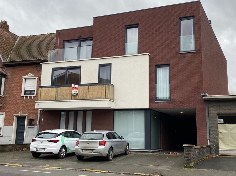 Dit moderne appartement is gelegen op een boogscheut van het station en centrum van Waregem, dichtbij alle belangrijke invalswegen.<br />
Winkelcentra