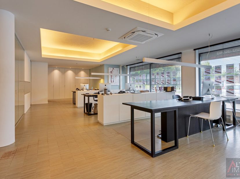 Gerenoveerd kantoor ca. 150 m² in bedrijfspand op top locatie!<br />
<br />
Dit gelijkvloers hoekkantoor met keuken en berging bevindt zich in een rui