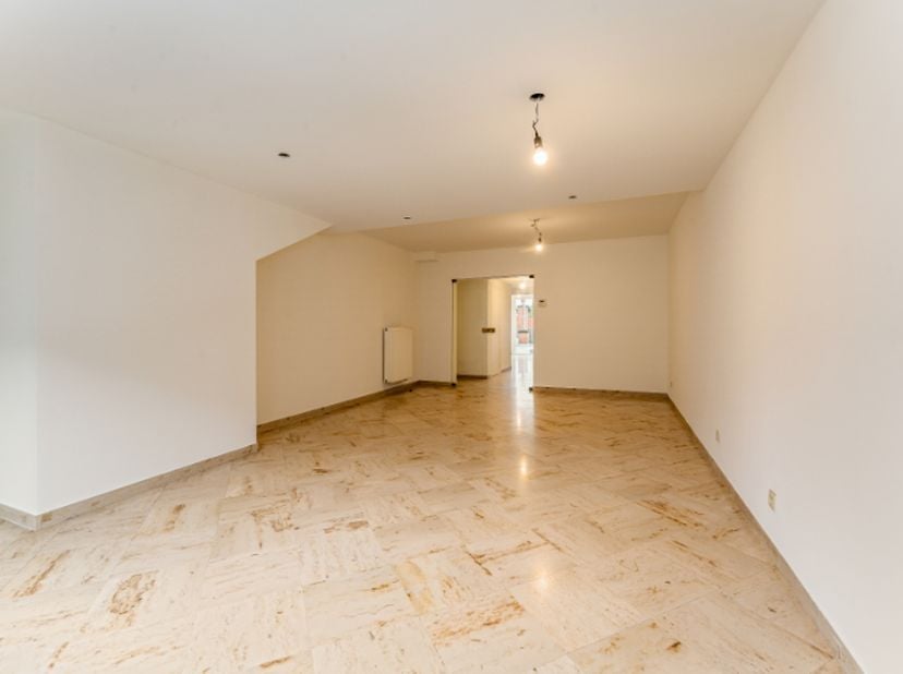 Naast de Grote Markt vinden we dit ruim, gerenoveerd appartement met drie slaapkamers terug. Het appartement maakt deel uit van een kleine residentie