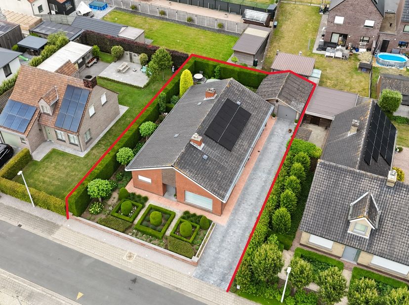 In de Vlaschaardweg in het centrum van Kortemark treffen we deze uiterst verzorgde alleenstaande woning op een perceel van 540 m². Deze woning beschik