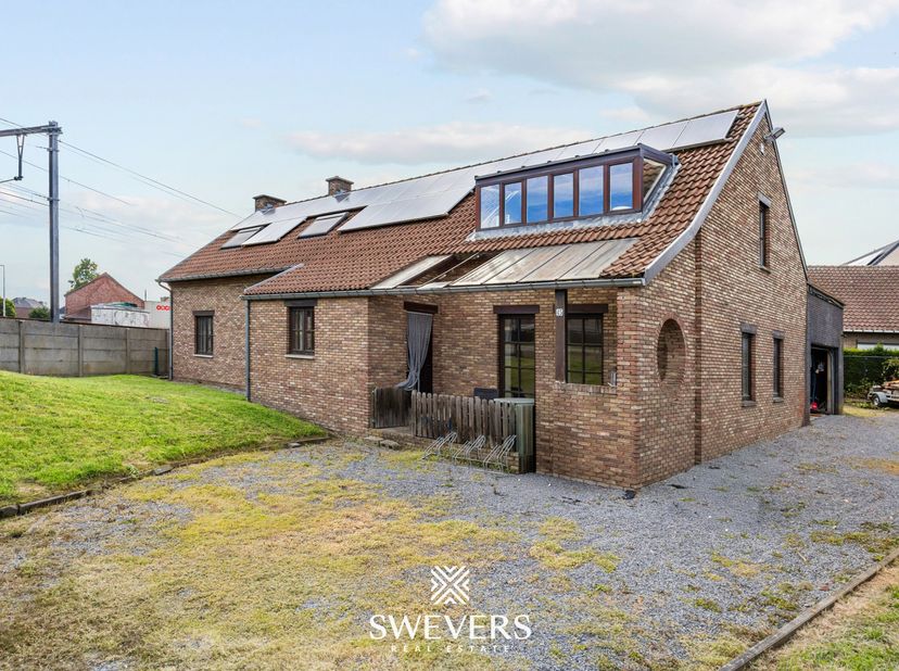 Voor meer info, foto’s en de video, surf naar www.swevers.be – Ontdek dit ruime landhuis in Kermt met een bewoonbare oppervlakte van 328 m² op een per