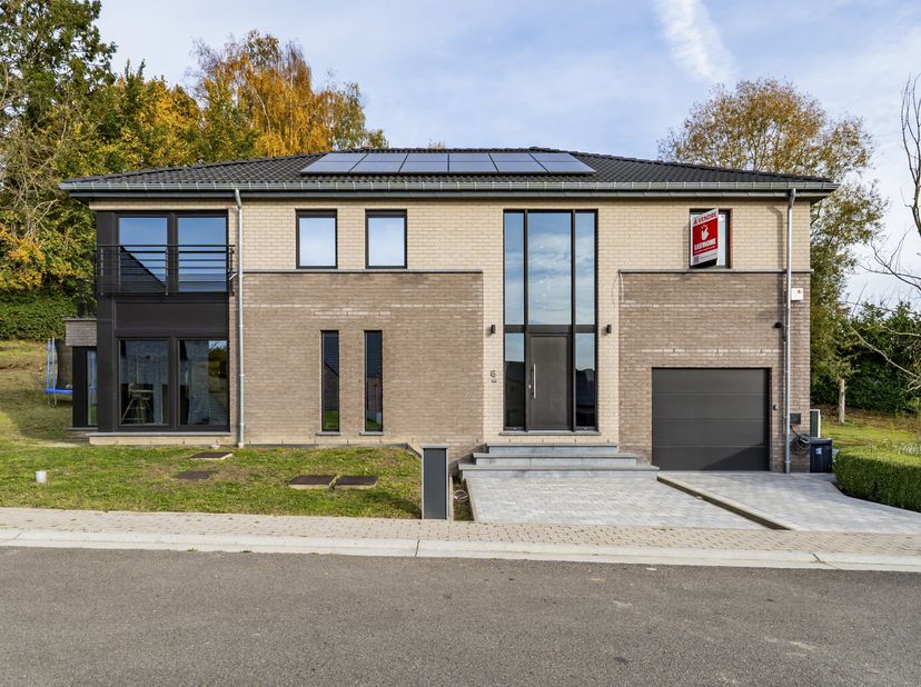 Easy Home a le plaisir de vous présenter cette magnifique villa de standing de 260 m² habitables, située sur un terrain de 11ares6. Idéalement située
