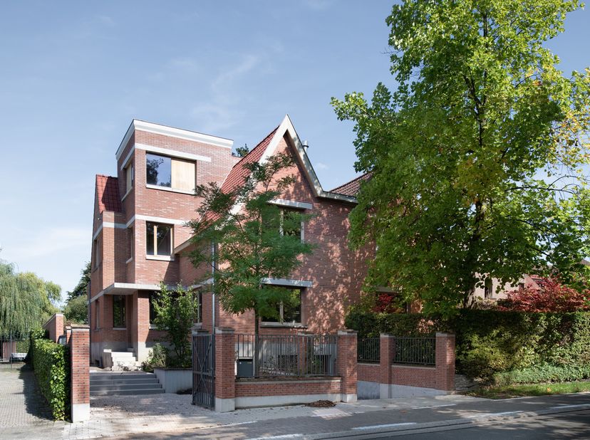 Op een rustige en groene locatie in&amp;nbsp;Merelbeke Flora, nabij&amp;nbsp;Kasteel Ten Berg, bevindt zich deze karaktervolle halfopen architectenwoning (180