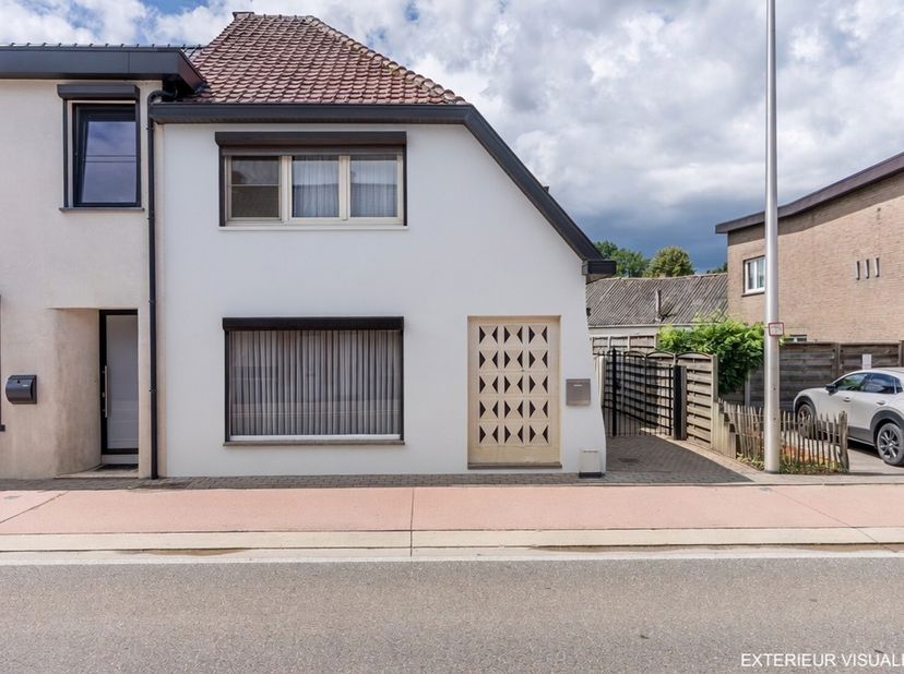Zeer degelijke, centraal gelegen woning, in Lummen, op enkele minuten rijden van het centrum waar men alle nodige faciliteiten vindt. De op- en afritt
