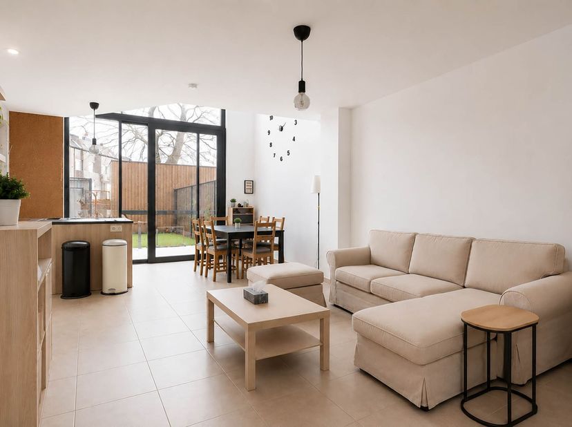 Ontdek deze charmante recente woning op een absolute topligging in Lier. De woning bevindt zich op wandelafstand van het stadscentrum, winkels, schole