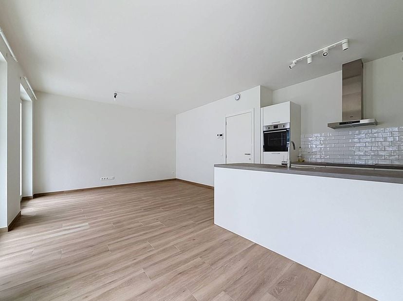 Het appartement is gelegen in de Eugène de Plynstraat en maakt deel uit van de nieuwe ontwikkeling aan de Slachthuislaan. Het is gelegen in een buurt