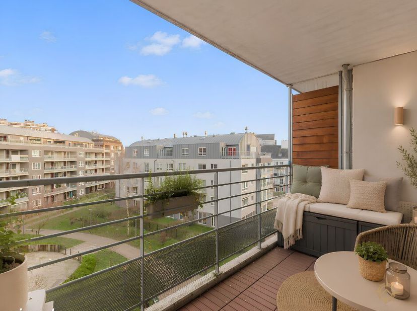 **BEZOEKDAG 13/09 INSCHRIJVEN VIA WWW.POLARES.EU**<br />
<br />
Ontdek dit moderne appartement uit 2011, waar een doordachte indeling en overvloedig n