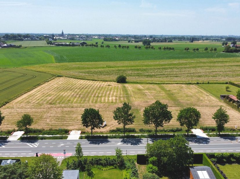 Reeds 1 van de 4 bouwloten verkocht !!<br />
<br />
Kooigem, een landelijke deelgemeente van Kortrijk waar deze bouwpercelen zich bevinden. De verkave