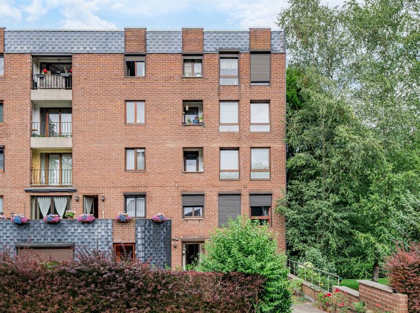 STEMBERT : très bien situé au troisième étage d'une résidence calme, spacieux appartement composé d'un hall d'entrée, un grand living, une cuisine équ