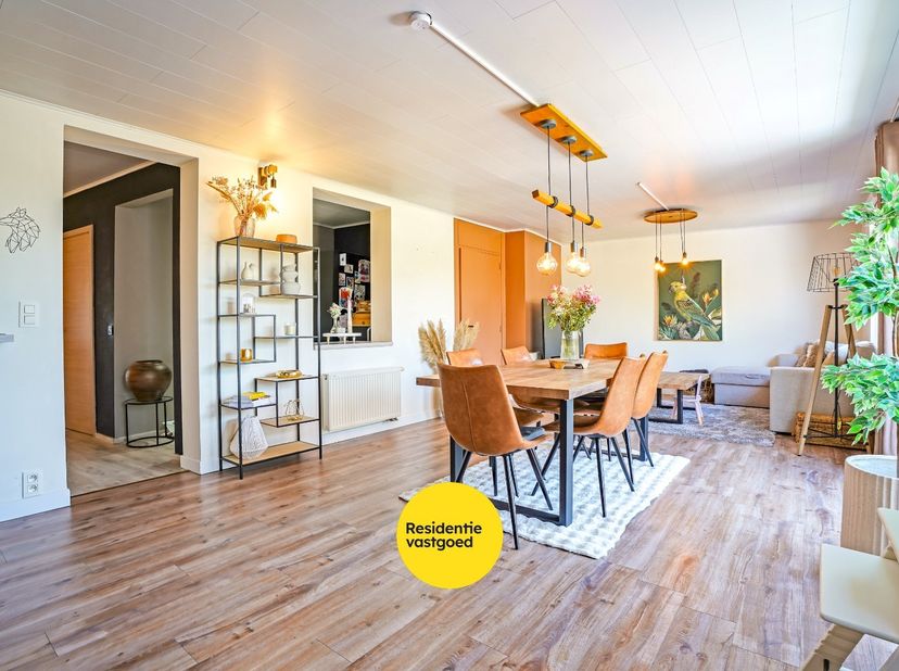 BEZOEKMOMENT ZATERDAG 08/08 VAN 14U TOT 15U30. (vooraf inschrijven verplicht). Instapklare woning met 3 slaapkamers en zongerichte tuin met open verzi