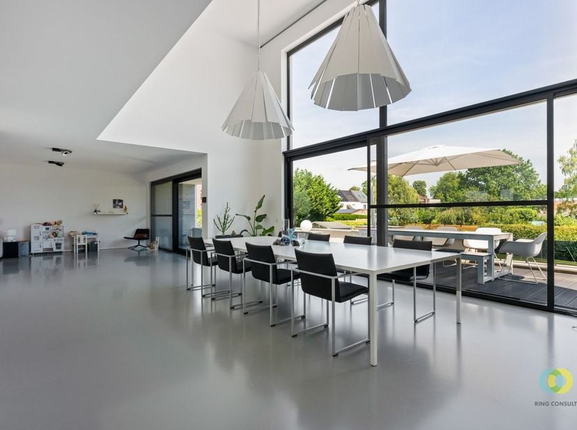 Op een uitstekende locatie, vlak bij de verbindingsweg tussen Aalst en Brussel, bevindt zich deze indrukwekkende, moderne woning. Dankzij haar doordac