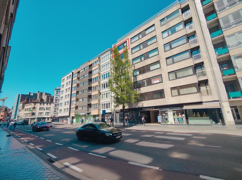 Op een toplocatie, op wandelafstand van Petit Paris, bevindt zich dit prachtig appartement op de bovenste verdieping van Residentie Permeke. Dankzij d
