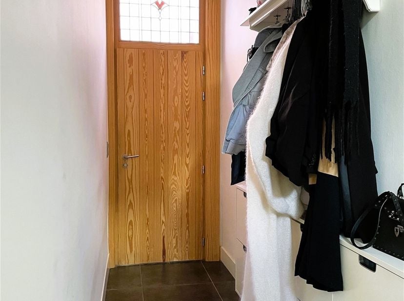 Gezellige, lichtrijke en verzorgde gemeubelde woning nabij het centrum van Schoten.<br />
<br />
<br />
Indeling:<br />
<br />
inkomhal / woonkam