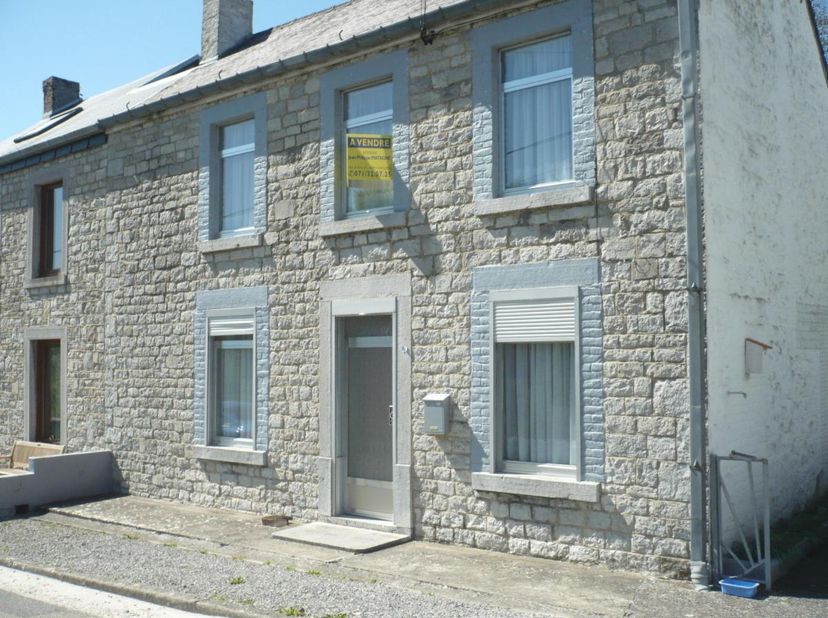 MAISON D'HABITATION AVEC JARDIN<br />
<br />
Maison d’habitation à rénover avec dépendances et jardin.<br />
<br />
Comprenant : salon, salle-à-manger