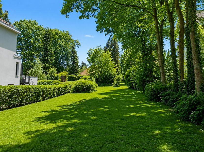Magnifique terrain à bâtir situé à quelques centaines de mètres de la British School.<br />
<br />
Ce terrain orienté sud à une largeur côté rue de