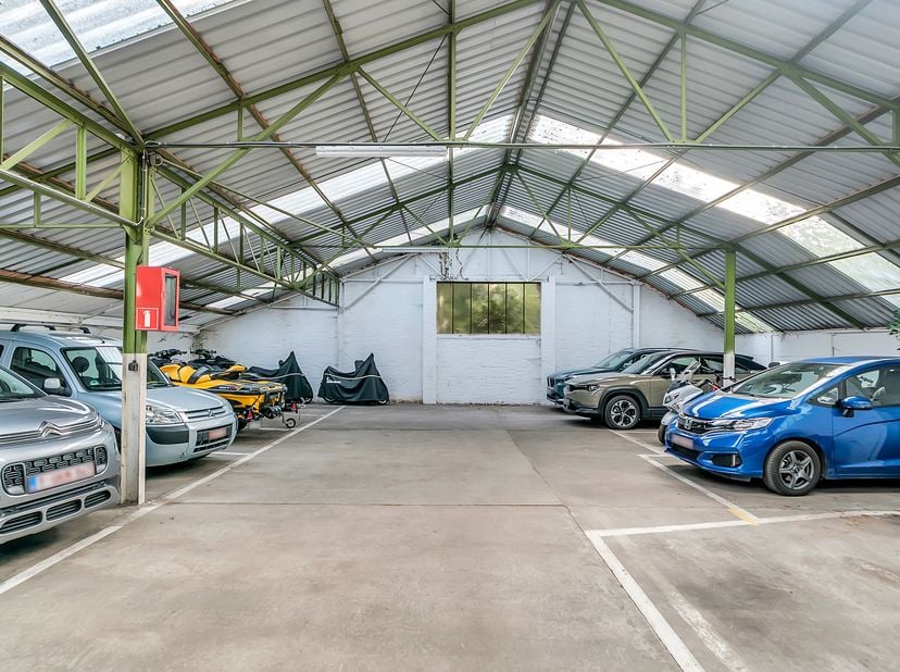 Intelprijs vanaf 695.000 Euro. Elk bod wordt ernstig overwogen.<br />
Deze veelzijdige halfopen bebouwing biedt een unieke combinatie van wonen, werke