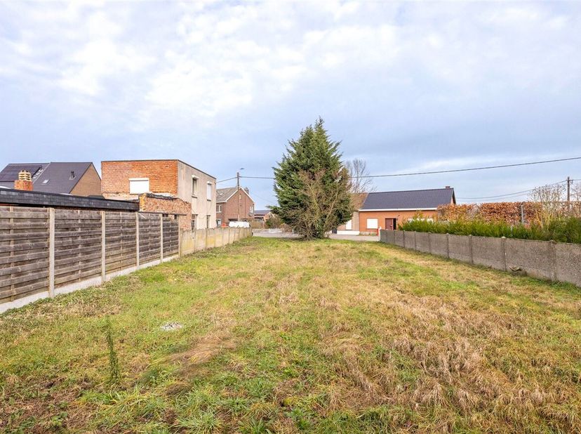 Gunstig gelegen bouwgrond voor halfopen bebouwing. De bouwgrond is 414m² groot en is gelegen nabij centrum Itegem met alle faciliteiten in de onmiddel