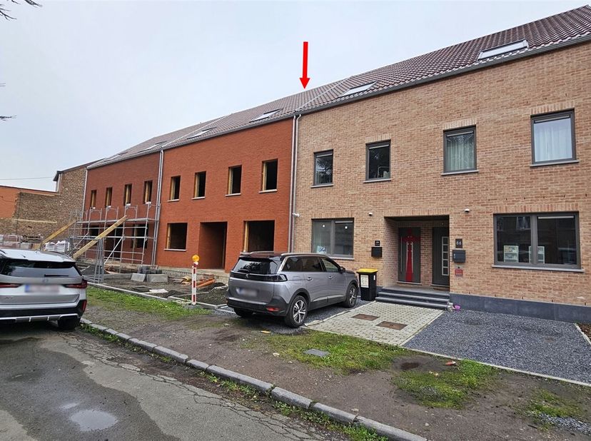 Prix: 210.000 euros Hors TVA 21 % et hors frais d'agence.<br />
Maison vendue en gros oeuvre couvert fermé (2 lots disponibles) comprenant: <br />
Rez