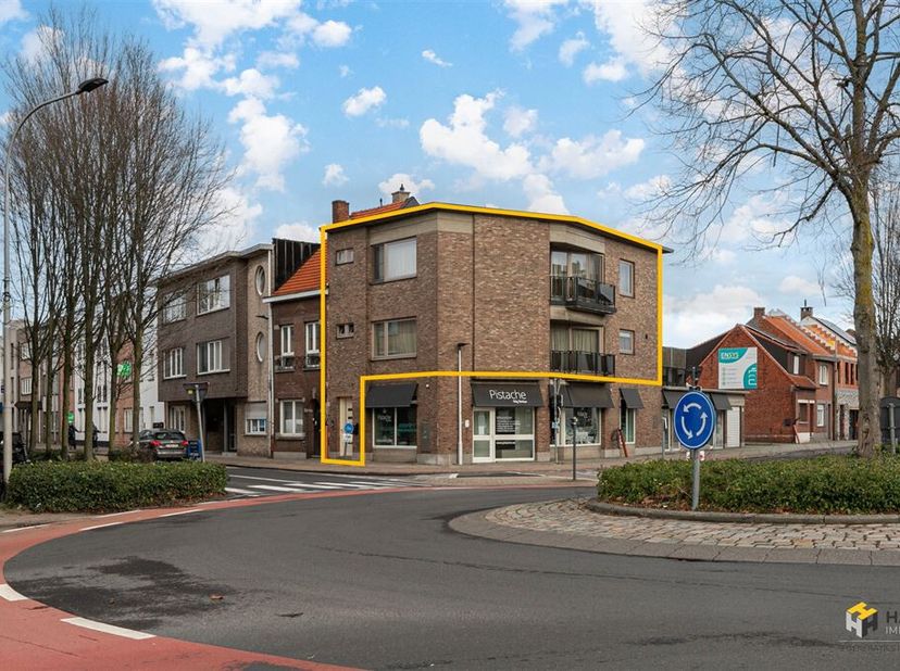 Spacieux appartement duplex (230 m²) avec 3 chambres et 3 terrasses à Brasschaat.<br />
La propriété est très bien située dans le centre du village, o
