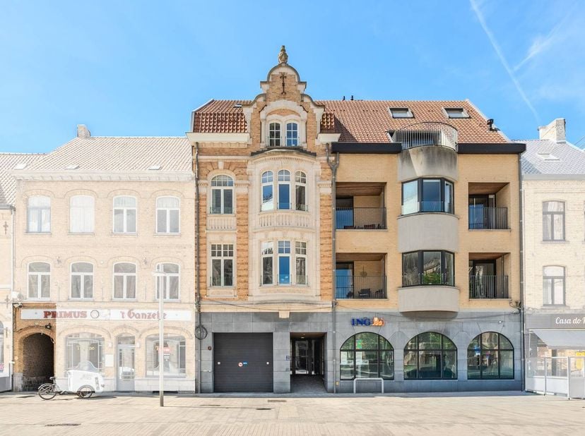 Exclusief Loft-appartement (300m²) met garage in Ieper centrum. In de Schotlandstraat, pal aan de sfeervolle Leet, bevindt zich residentie 'Leet en Lo