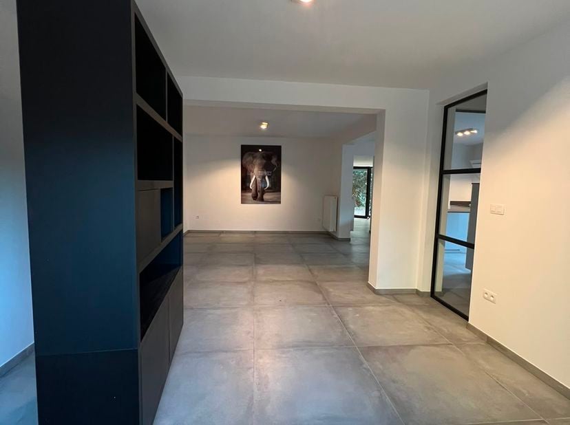 In oud Rekem gelijkvloers appartement met tuin en oprit voor meerdere autos, Volledig gerenoveerd in 2018.<br />
Het huis heeft airco/zonnepanelen en