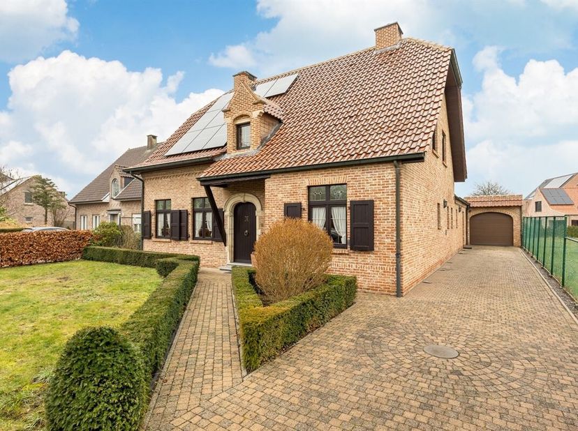 In een rustige, doodlopende straat geniet u van deze karaktervolle en uitstekend onderhouden landelijke woning, op een toplocatie met vlotte verbindin