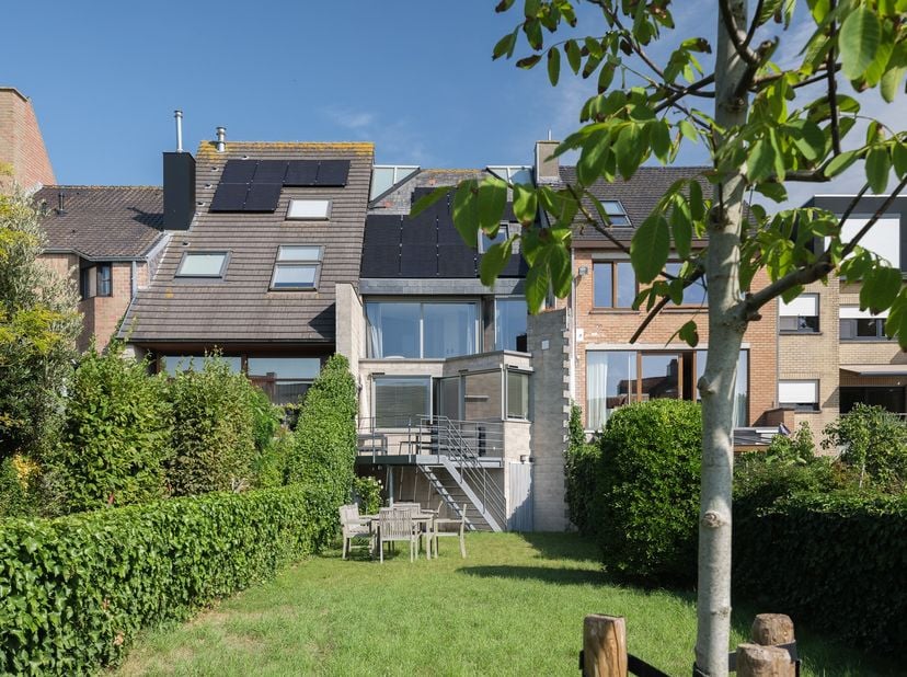 Deze architecturale bel-etagewoning is gelegen in de Hoopstraat 21, een rustige, residentiële woonwijk in Mariakerke, Oostende. De ligging biedt een u