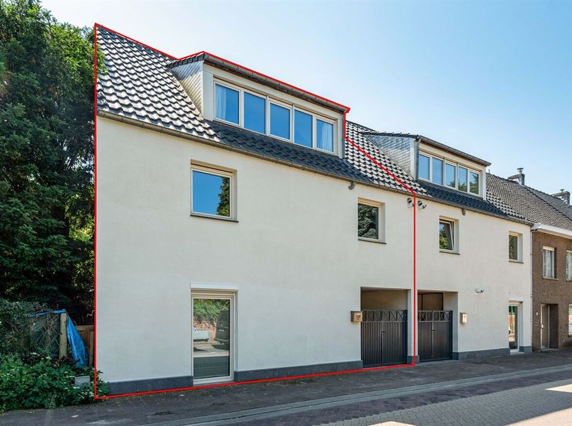 Maison familiale spacieuse avec potentiel de 4 chambres, jardin et terrain<br />
Rez de chaussée<br />
Par le hall d'entrée, vous entrez dans la maiso