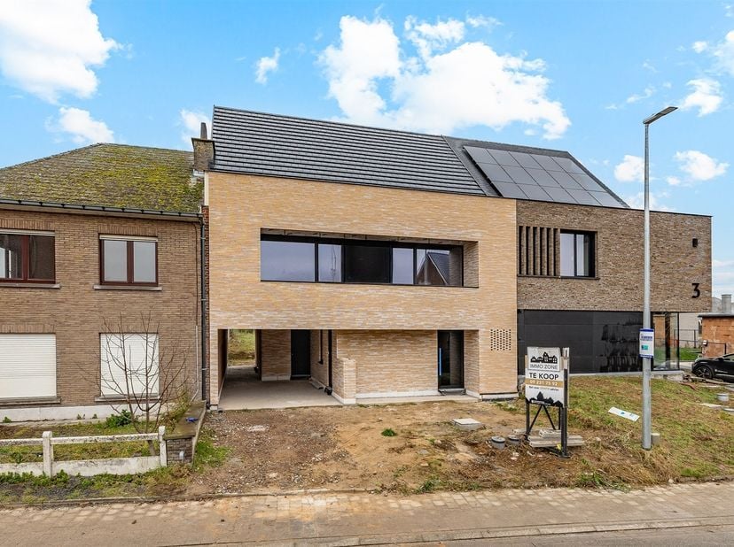 Op zoek naar een woning waar architecturale kwaliteit en wooncomfort samenkomen? Deze high-end nieuwbouwwoning combineert een strak, modern design met