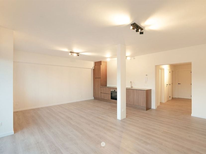 SINT-NIKLAAS - Op zoek naar een energiezuinig appartement in het centrum? Dan is dit stijlvolle appartement precies wat je zoekt!<br />
Enkele troeven