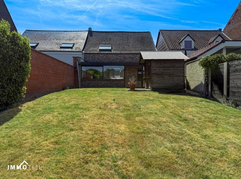 Deze rustig gelegen woning in Erembodegem biedt een uitstekende opportuniteit voor wie op zoek is naar een woning die volledig naar eigen smaak kan wo