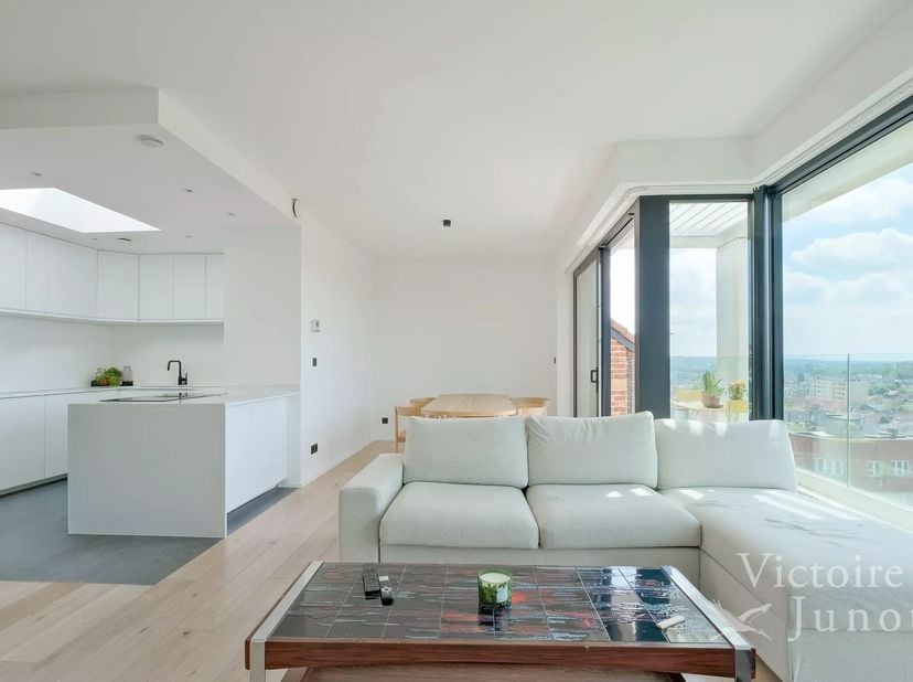 Dans le recherché quartier Coghen, Victoire-Junot vous présente en exclusivité ce superbe penthouse contemporain de ± 130 m² bruts, récemment construi