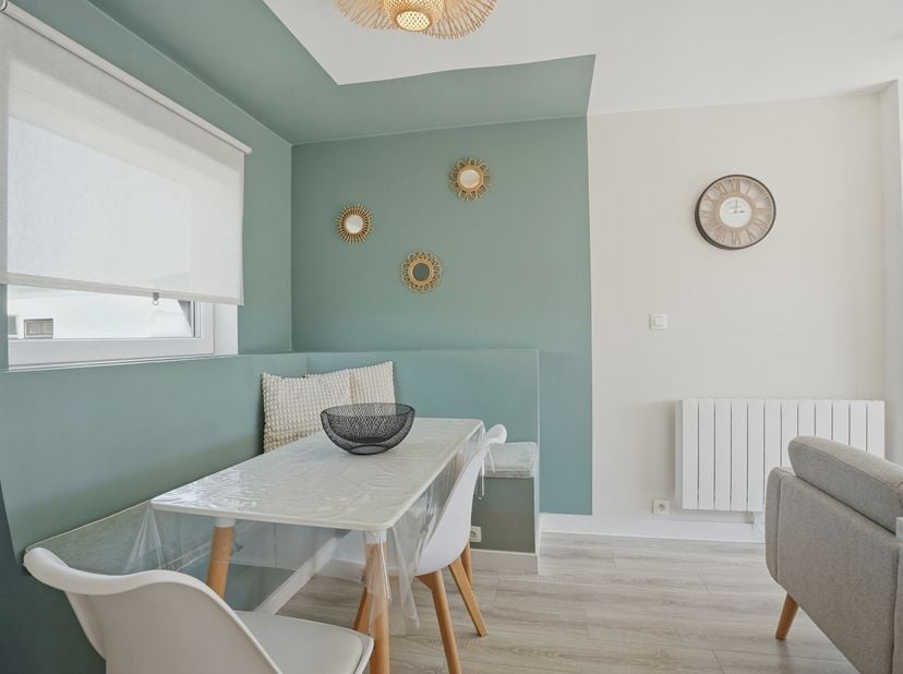 Recent gerenoveerde vakantiewoning (type bungalow) (renovatiejaar 2023) met 2 slaapkamers gelegen in het vakantiepark De Grote Zeemeeuwen te Koksijde.