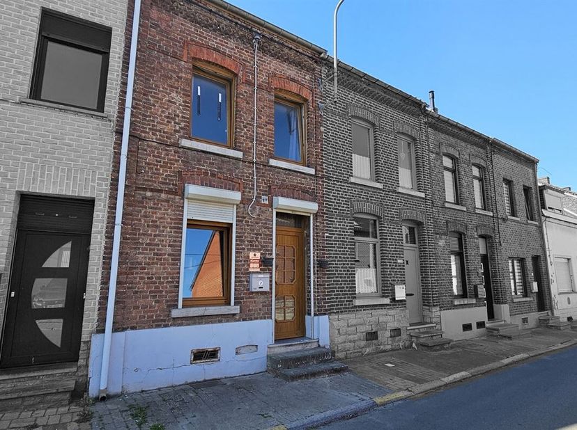 Prix: Offre à partir de 140.000 euros, frais d'agence non inclus et à charge de l'acquéreur.<br />
Maison à rénover et comprenant:<br />
Sous-sol: Cav