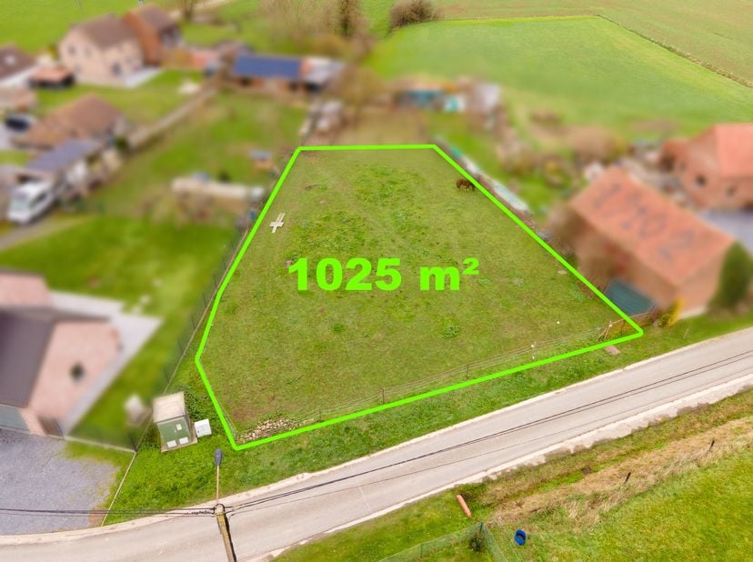 Beschrijving:<br />
Gelegen in een rustige en groene omgeving, biedt dit bouwperceel van 1.025 m² een uitstekende zuidgerichte oriëntatie en een bevoo