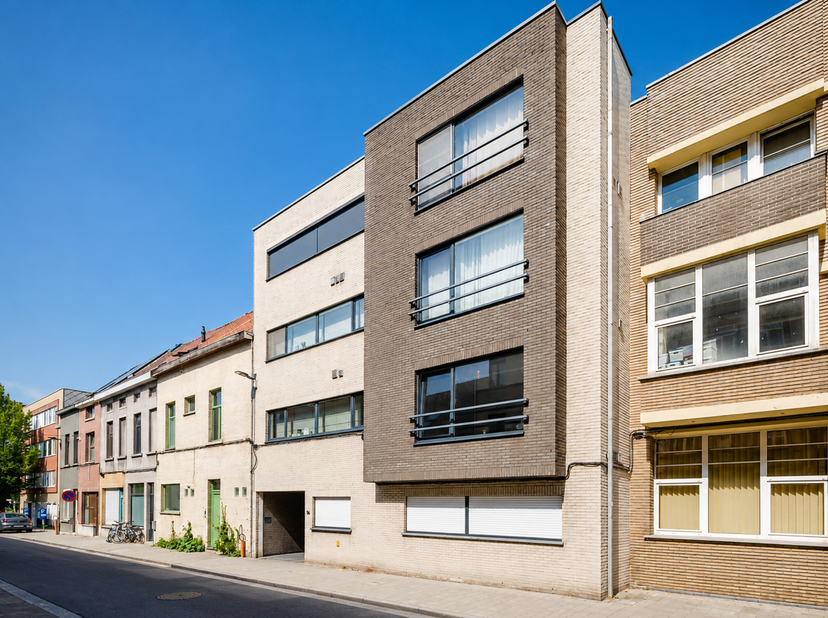 Ligging<br />
Dit verzorgde appartement is gelegen in de Smidsestraat in Gent, een gegeerde en residentiële buurt op wandelafstand van het Sint-Pieter