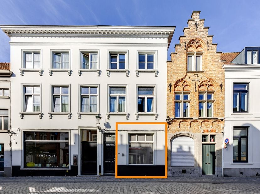 In het BRUISENDE stadscentrum van BRUGGE vinden we dit STIJLVOL appartement terug. Nabij het Minnewaterpark en station gelegen!<br />
Het appartement