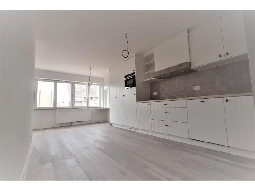 Centraal gelegen aan de Naamsevest 75 bus 201 in Sint-Truiden bevindt zich dit volledig gerenoveerde appartement met een bewoonbare oppervlakte van 55